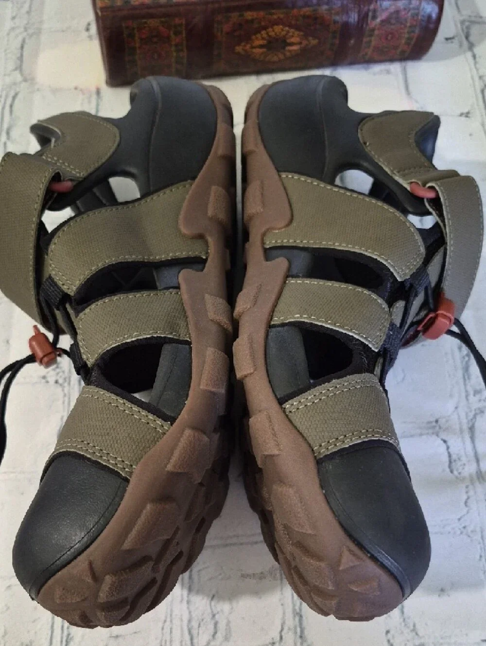 TEVA FLINTWOOD US MEN 8 - WOMEN 10 Closed-Toe Sandals in Olive Green and Black